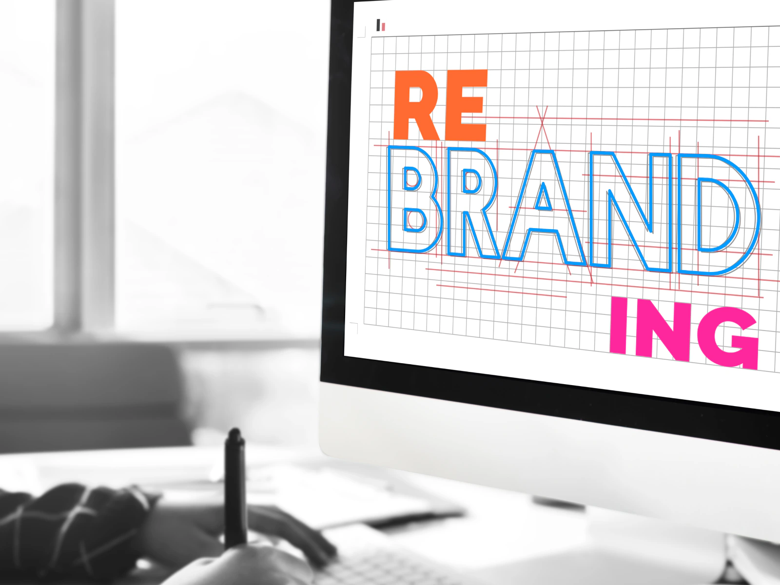 Rebranding marki - projekt logo na ekranie